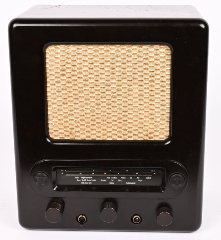 WWII NAZI DEUTSCHER KLEINEMPFÄNGER SMALL RADIO WW2: Deutscher Kleinempfänger [German small radio] manufactured by Siemens in 1938. The radio was produced to help spread Nazi propaganda. It was made to sell at a low cost, so the majority of people 