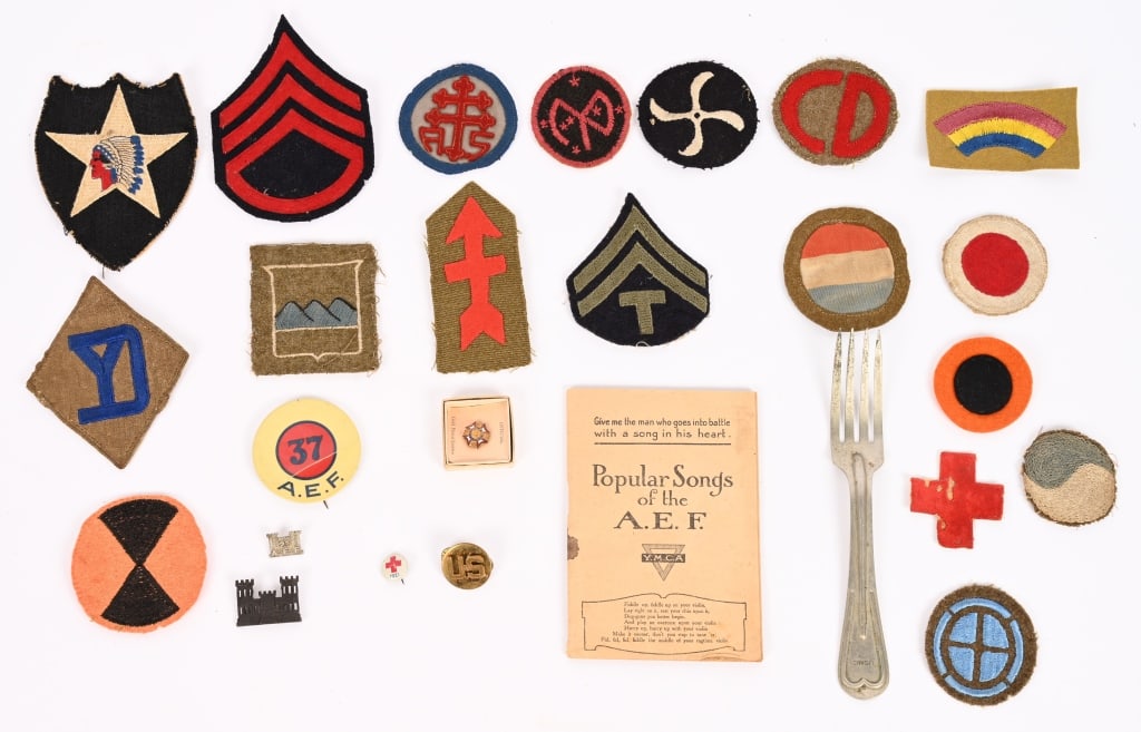 WWI & WWII US ARMY MILITARY DIVISON PATCH LOT WW1: A lot of US Military patches and insignia to include 1) WWII 2nd Division Shoulder Patch 2) 7th Division embroidered on felt Shoulder Patch 3) WWII 26th Division Shoulder Patch 4) WWII