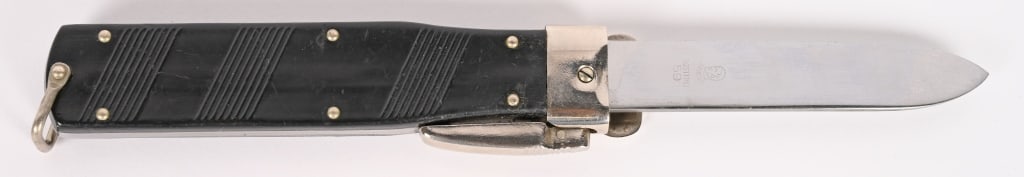 GERMAN TRAP DOOR GRAVITY KNIFE BY OTHELLO 1957: ROSTFREI 1957 23cm German Trapdoor Gravity knife military by Othello in excellent condition. This one measures just 23.2cm (9 1/8 inches) open with a steel frame and nickel silver bolsters, lanyard