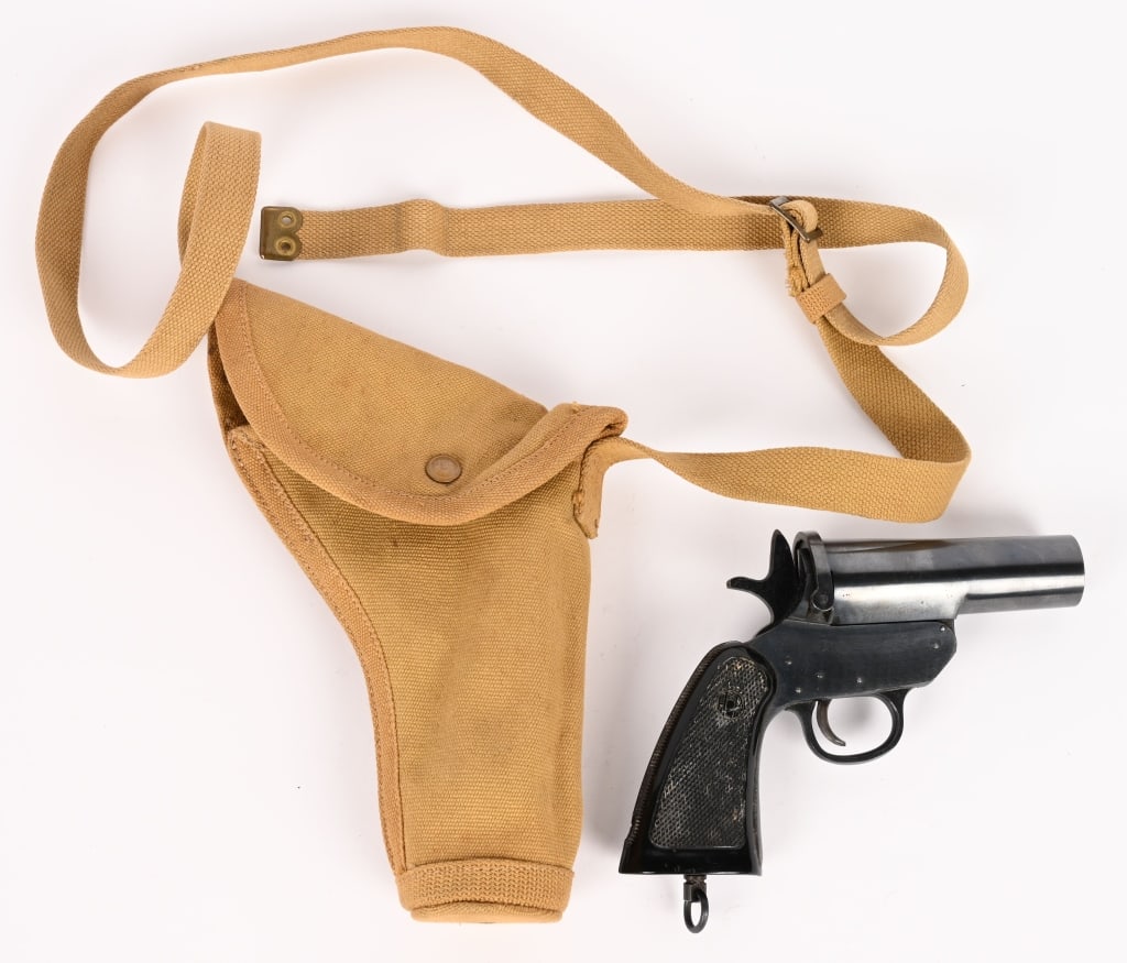 WWII BRITISH MARK IV FLARE GUN IN HOLSTER MINT WW2: Harrington & Richardson Arms Mark IV flare gun. Has the British broad arrow proof on the left frame. The British ordered 15,000 1941. About 97% finish. Excellent overall condition. Comes with the