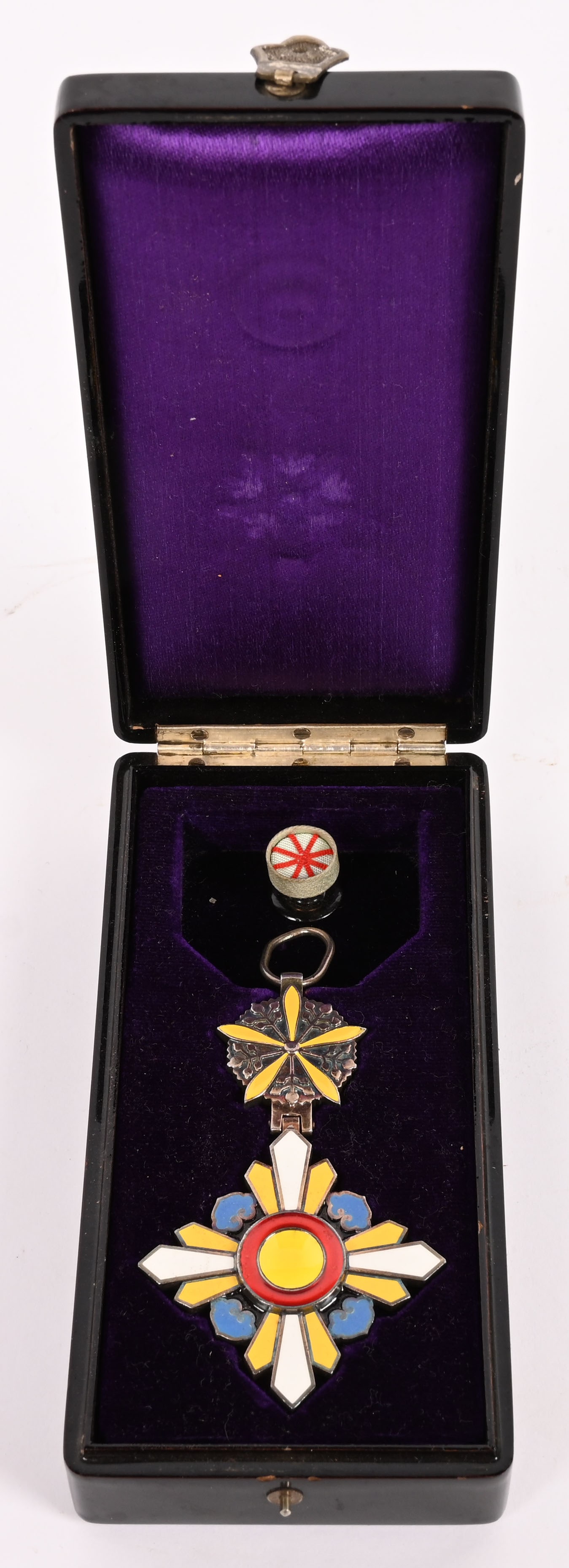 WWII JAPANESE ORDER OF THE AUSPICIOUS CLOUDS WW2: Japan, Manchukuo Empire. A Cased Order of the Auspicious Clouds, VI. Class Commander Badge. Instituted on March 1st, 1934. (1934-1945 Issue). Constructed of silver, consisting of an impressive four-po