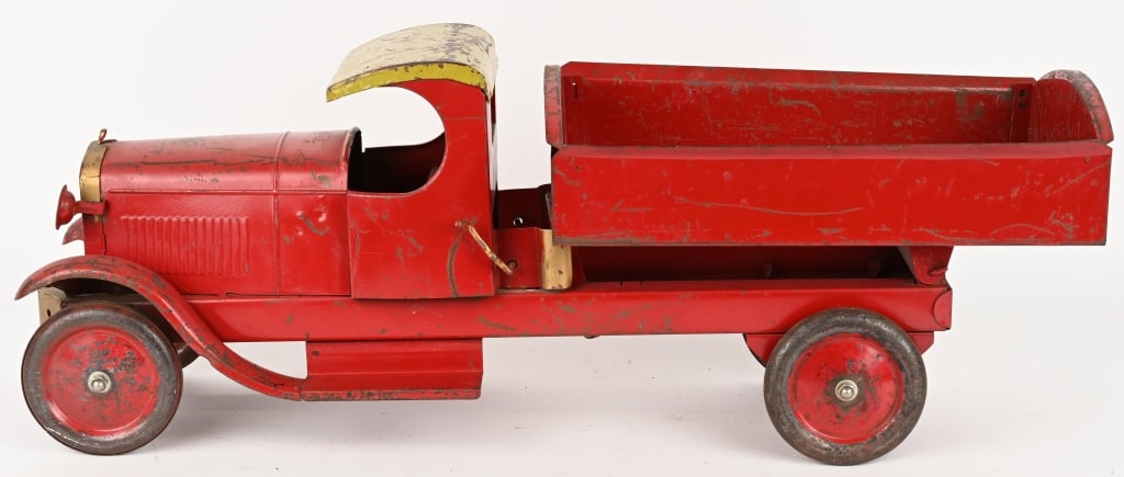 TURNER LINCOLN DUMP TRUCK: Original Turner Lincoln Dump Truck. Has decent original paint. Has some normal play wear. Appears axles have been replaced but wheels are original. Nice looking pressed steel truck. 30" Very