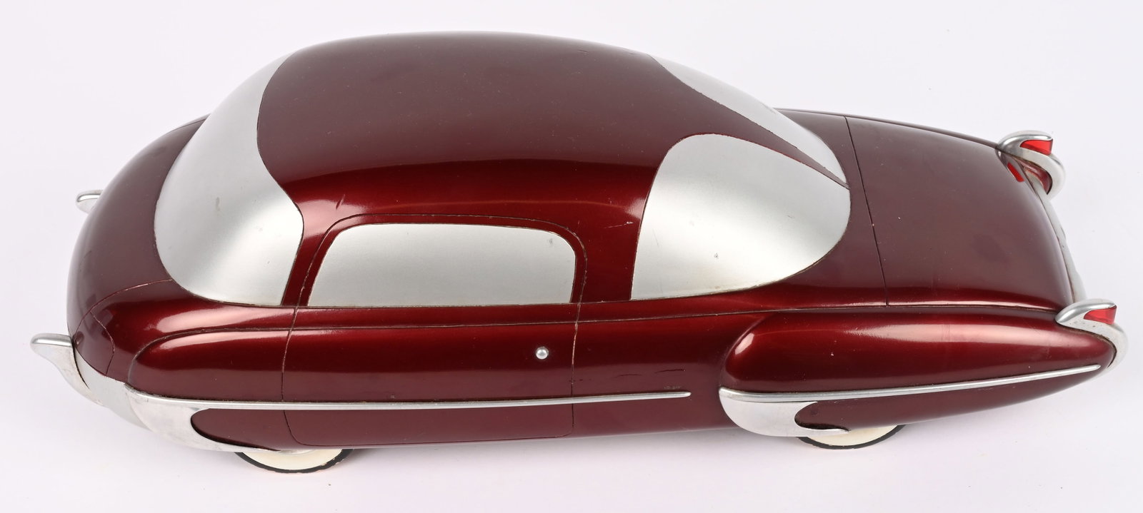 VINTAGE 1950s STYLING MODEL CAR: Great looking 1950s Styling Model Car. Plaster construction. Great looking futuristic looking car with nice details. No markings found to identify the maker. A very cool looking piece. 16" Excellent