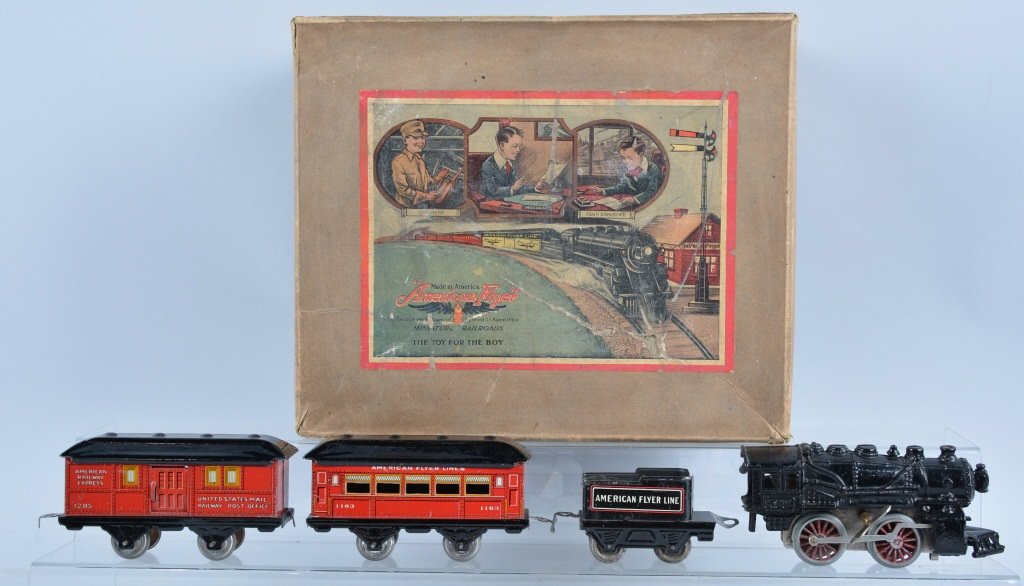 American Flyer Pre War O Guage Train Set w/Box: Early Cast Iron Clockwork #16 Engine with Tin Tender, #1205 US Mail Car, and #1103 Passenger Car. Set come with original carbboard mountain tunnel. With track. In original set box. Very nice set. Exce