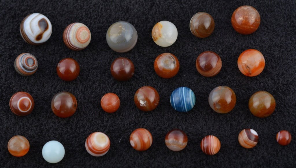 Lot of 25 HAND FACTED AGATE MARBLES w/ Unusual Blu: Nice lot of Agates including one unusual Blue marble. Largest 15/16 Very Good-Near Mint