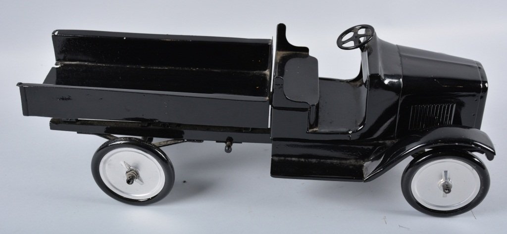 Early BUDDY L Pressed Steel CHAIN DUMP TRUCK: Very early Buddy L Dump Truck. This truck is the first series with the Chain Dump. This is an all original truck that has been restored. Measures 24" long. One of the first Buddy L Trucks ever made. E