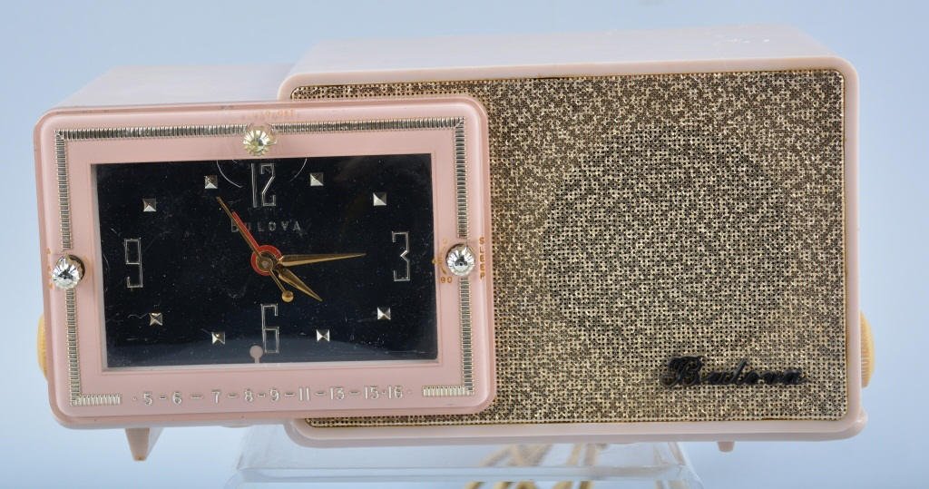 1950s BULOVA Model 120 CLOCK RADIO in PINK: Excellent 1950s Bulova Clock Radio. Classic 50s style in Pink! All original with great colors. Excellent