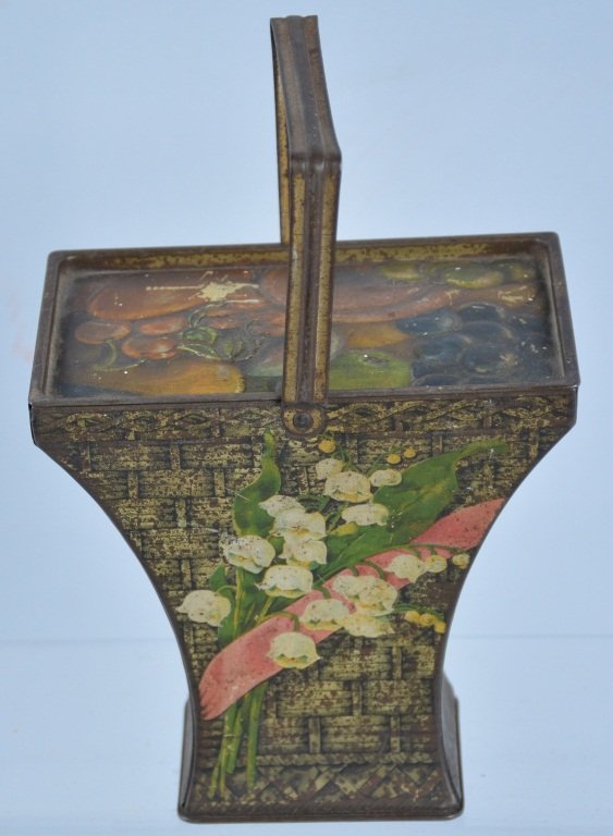 1926 HUNTER & PALMER FRUIT BASKET Biscuit Tin: Great looking Biscuit Tin. Very nice colors and details. Scarce tin. Very Good