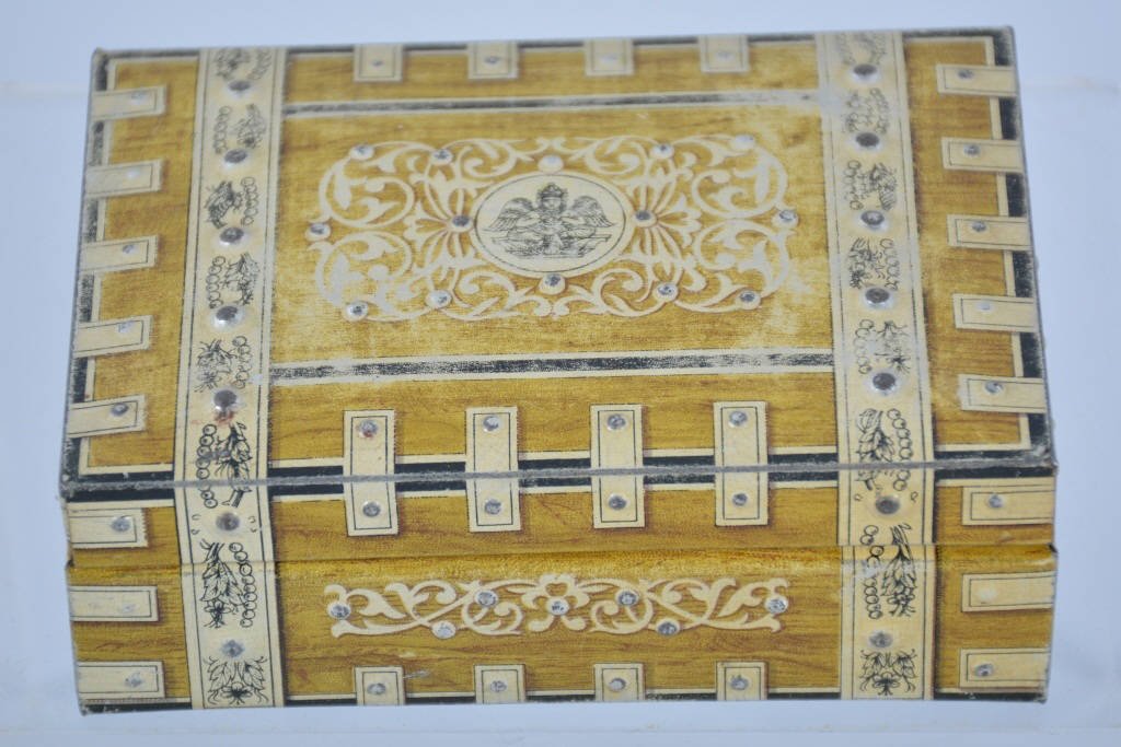1931 HUNTLEY & PALMER WOOD & IVORY BUSCUIT TIN: Nice early Buscuit Tin from 1931. Nice colors and graphics on this unusual small tim. Excellent