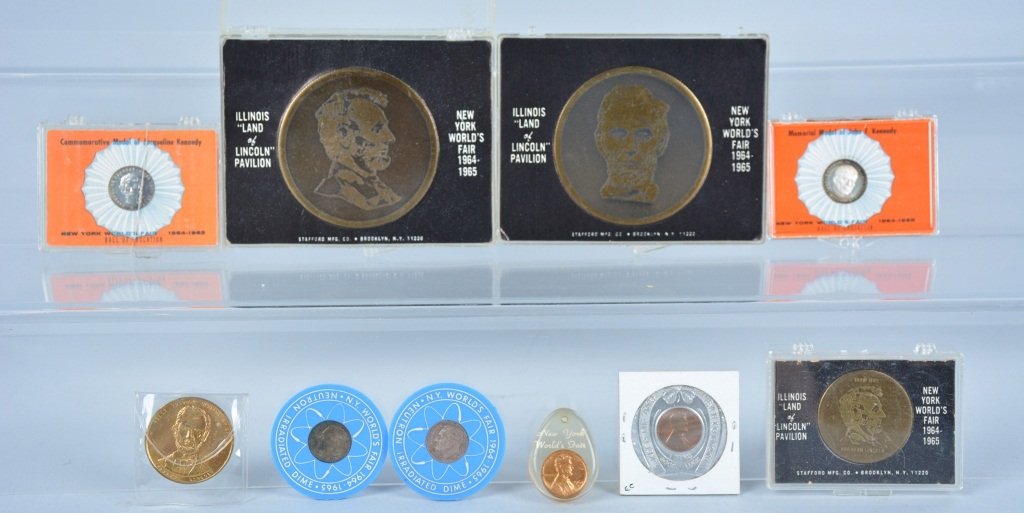 1964-65 NY WORLDS FAIR MEDALLIONS & COINS: Nice collection includes Souvenir Silver Dimes, Lucky Pennies, Abe Lincoln Medallions, and more. Many with original cases. 10 pieces total. Excellent