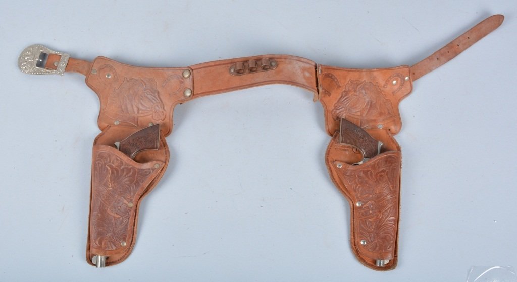 PINTO 2 CAP GUN HOLSTER SET: Very nice Pinto Cap Gun Holster Set. Both guns are original with nice finish and working. Comes with leather holster. Excellent