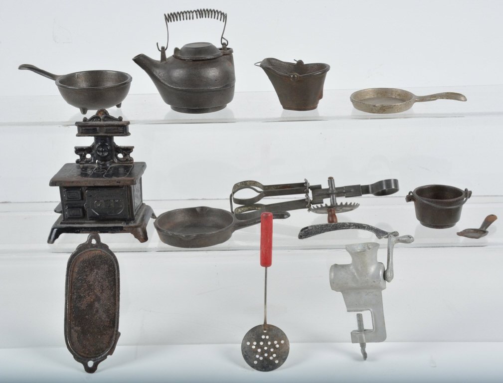 Cast Iron TOY GEM STOVE & KITCHEN ITEMS (1 of 4)