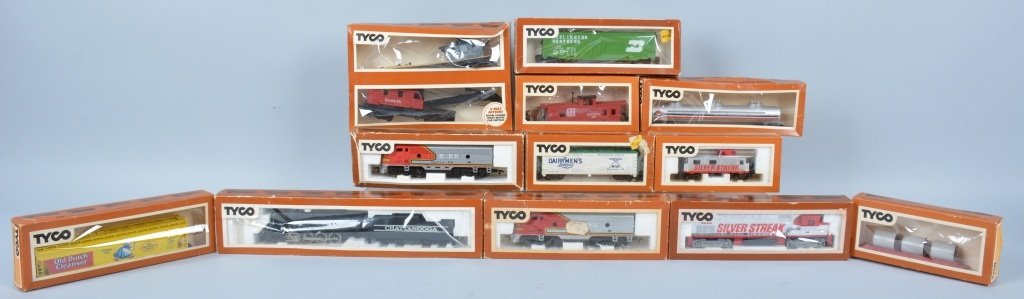 11- HO Scale TYCO ENGINES & TRAIN CARS w/ BOX (1 of 5)