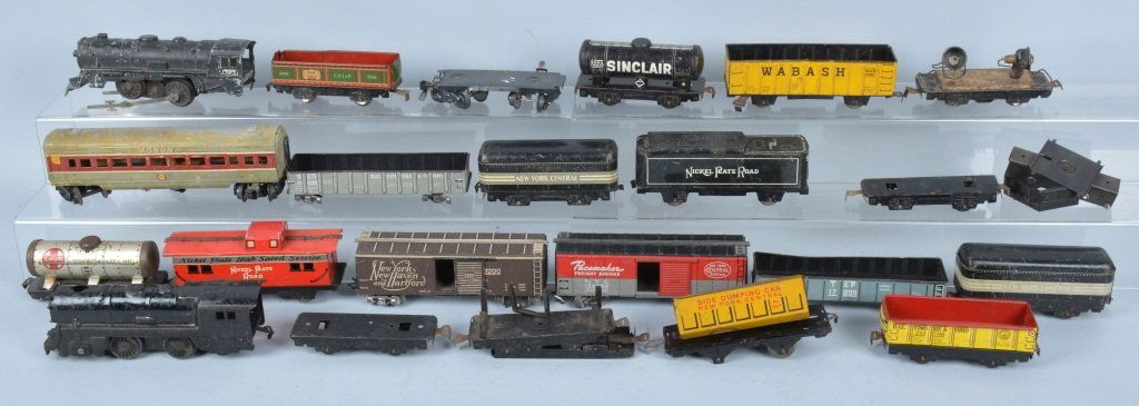 Lot of MARX TRAIN ENGINES and CARS (1 of 4)