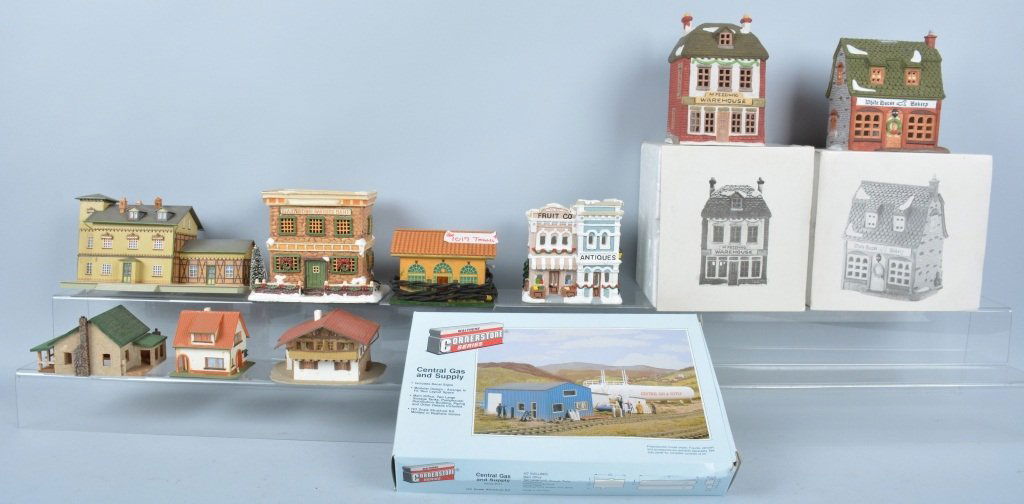 Lot of RAILROAD ACCESSORY BUILDINGS (1 of 4)