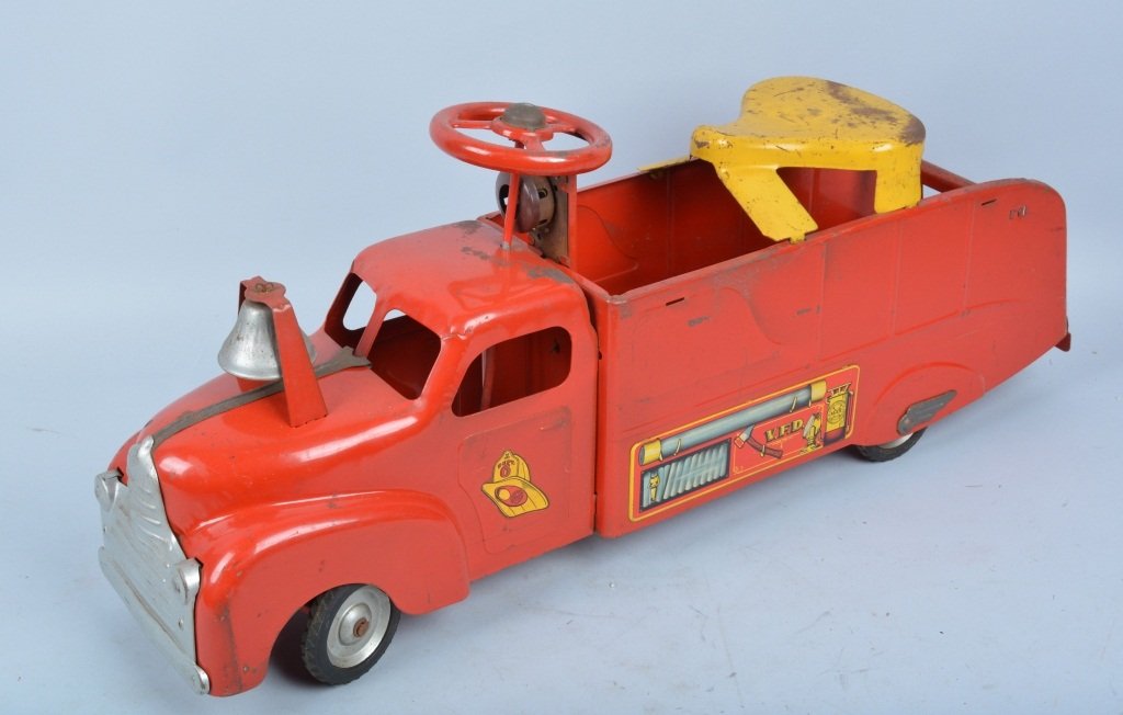 MARX PRESSED STEEL RIDE ON FIRE TRUCK (1 of 4)