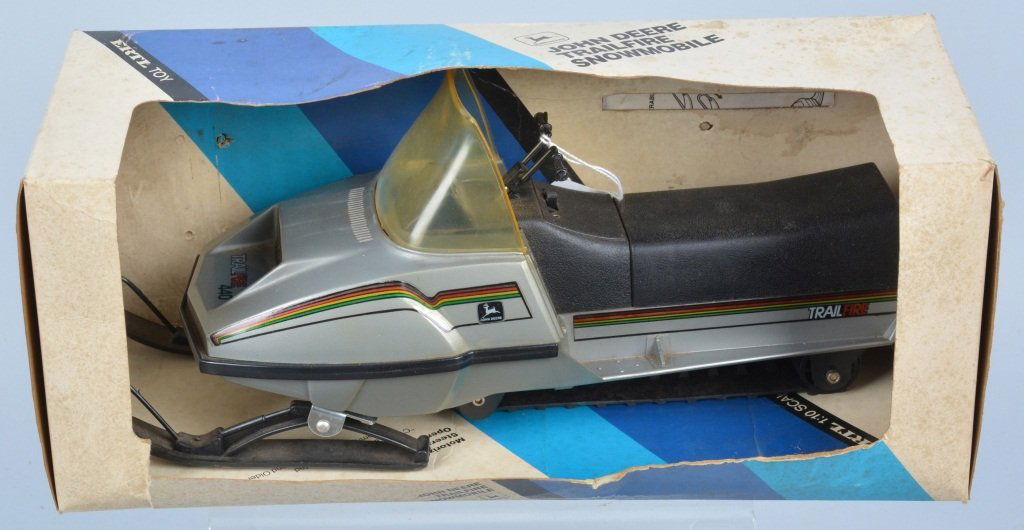 ERTL John Deere Snowmobile Trail Fire nib (1 of 2)