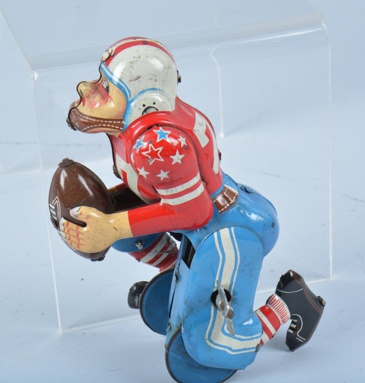 LINEMAR TIN WINDUP FOOTBALL PLAYER (1 of 4)