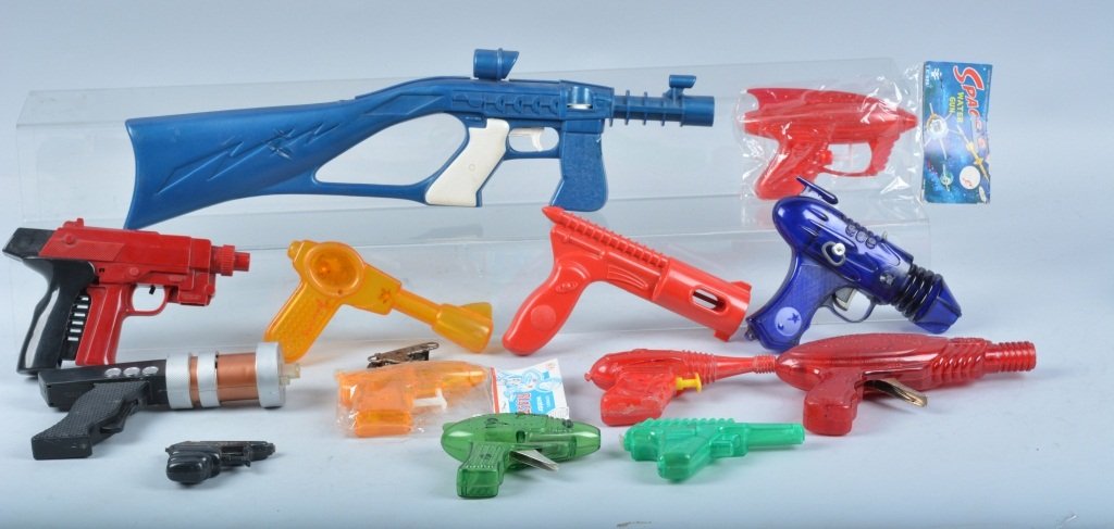 Lot of VINTAGE PLASTIC SPACE GUNS (1 of 6)