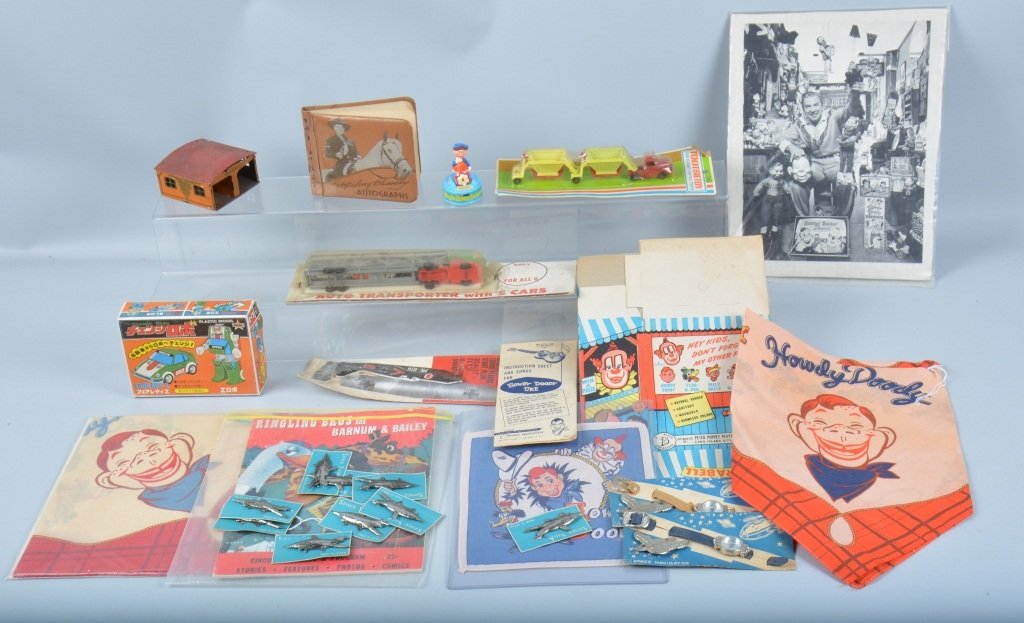 Lot of VINTAGE TOYS (1 of 7)