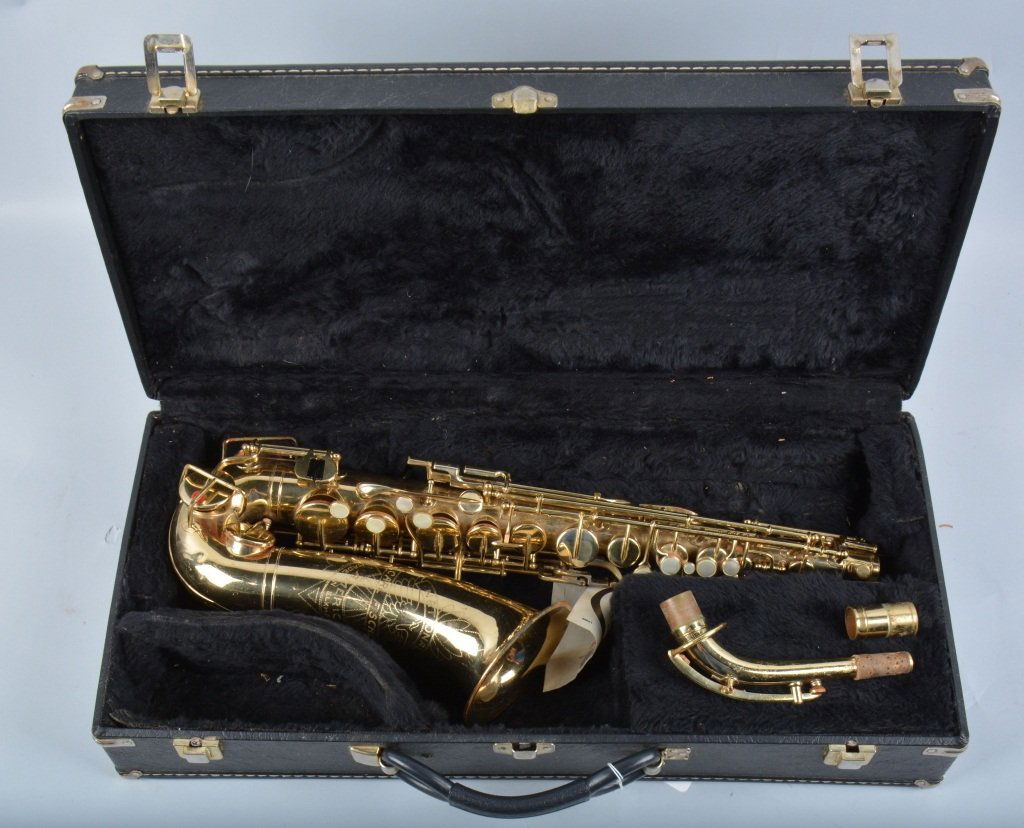 CARL FISCHER ALTO SAXOPHONE w/ HARD CASE: Nice Carl Fischer National American Alto Saxophone with Hard Case. All original condition. Excellent