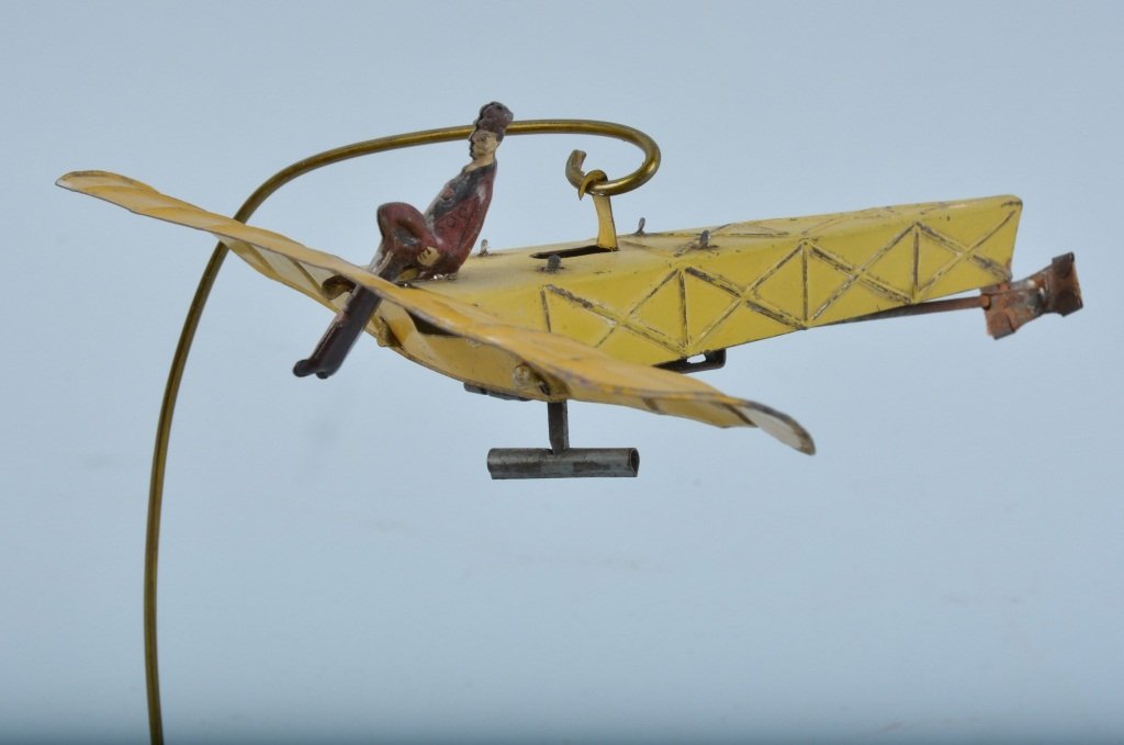 Early FISHER Tin Windup FLAPPING WING AIRPLANE (1 of 4)