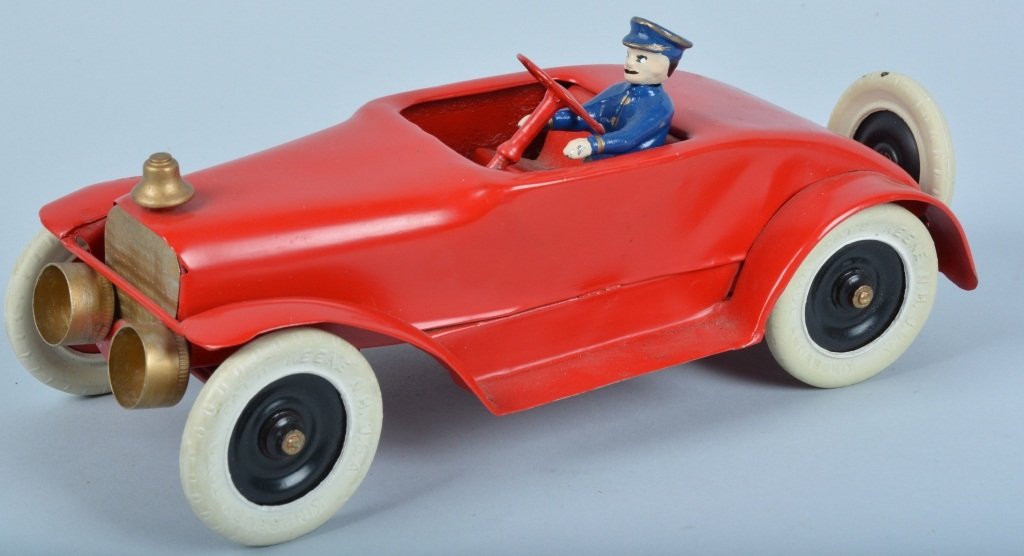 KINGSBURY Tin Windup FIRE CHIEF CAR (1 of 4)