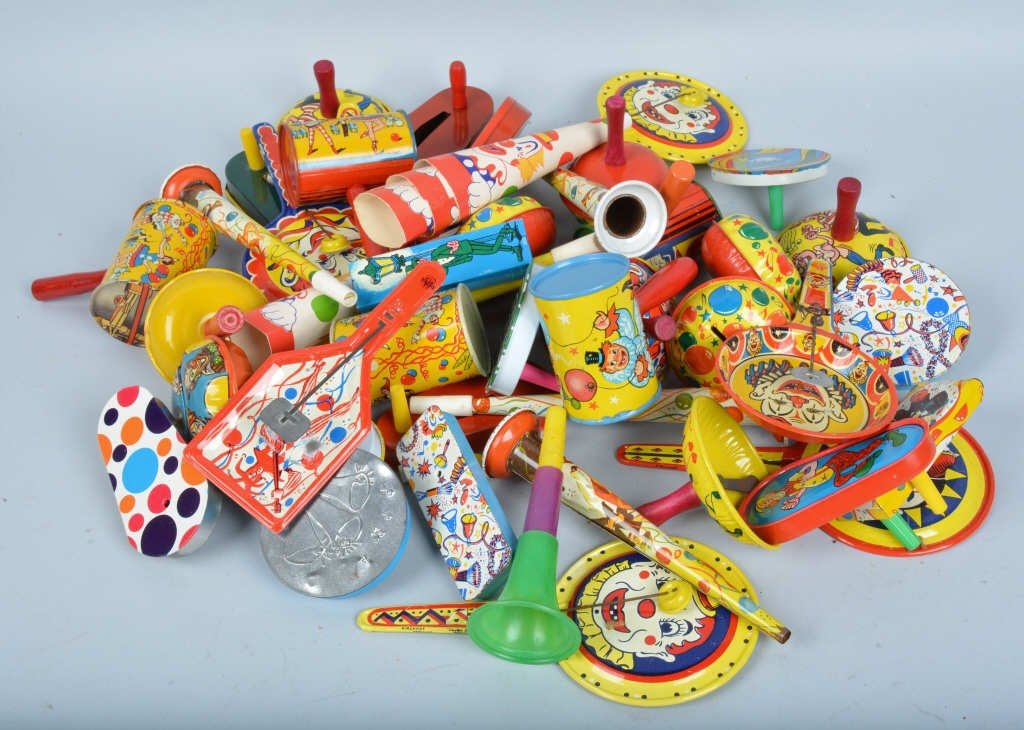 40+ VINTAGE TIN NOISE MAKERS: Great lot of 40+ Vintage Tin Noise Makers. All with great colors and graphics. Clowns, Dancers, and More. Excellent