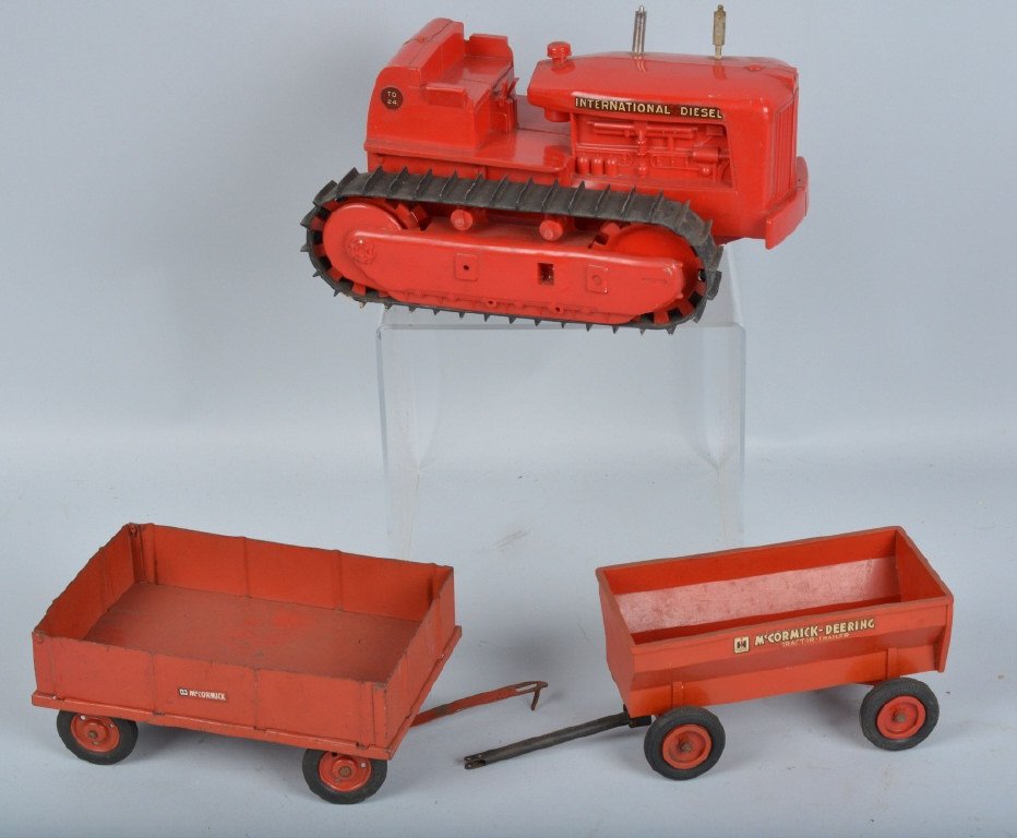 Early ERTL PLASTIC CRAWLER & WAGONS (1 of 2)
