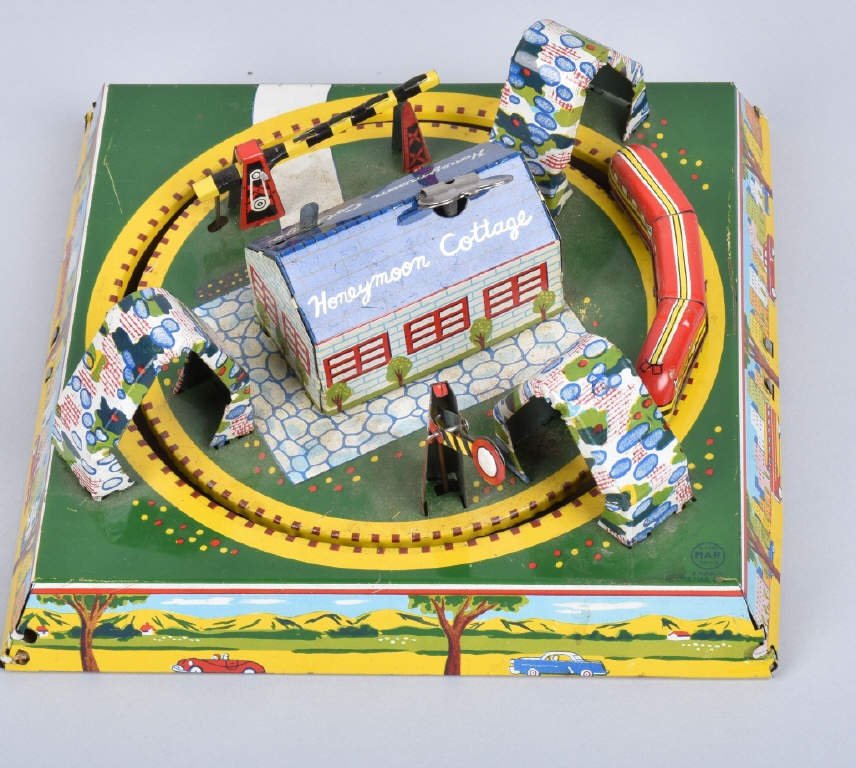 LINEMAR Tin Windup HONEYMOON COTTAGE (1 of 3)