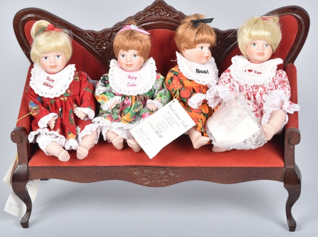 Lot of 4 CAROL ANNE DOLLS & SETTEE: Nice lot of dolls on a well crafted Settee. Excellent