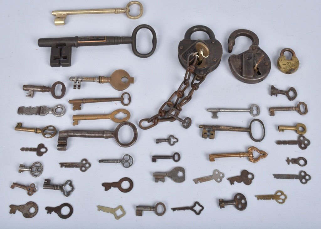 LARGE LOT OF KEYS and PAD LOCKS, VINTAGE (1 of 6)
