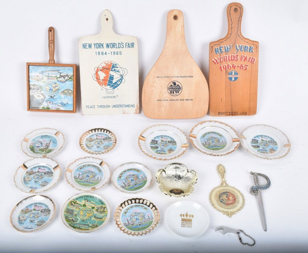 LARGE LOT OF 1964-65 NEW YORK WORLDS FAIR ITEMS (1 of 4)
