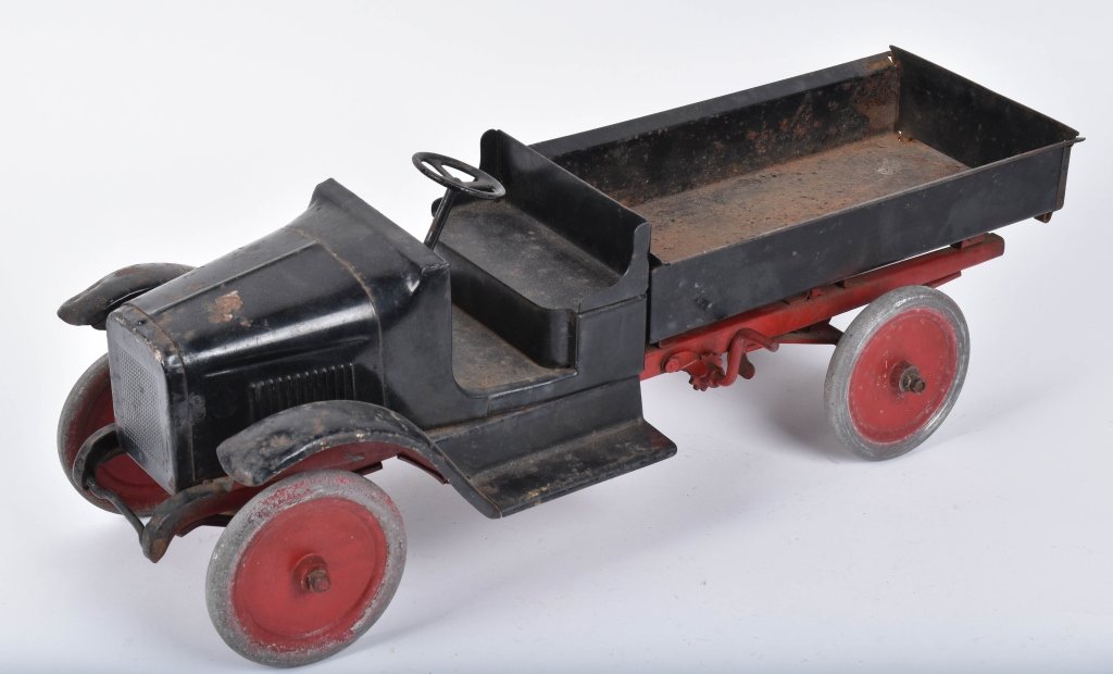 BUDDY L Pressed Steel CHAIN DUMP TRUCK: All original early Buddy L Dump truck. This is the earlier chain dump version. All complete. Heavy wear throughout. Should clean to higher grade. 24" Good-Very Good