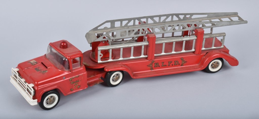 BUDDY L LADDER FIRE TRUCK: Nice original truck with good paint and decals. 27" Very Good