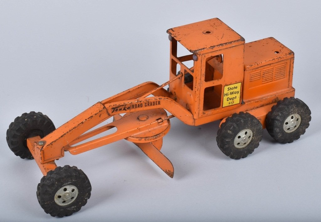 TONKA STATE HI-WAY DEPT ROAD GRADER: Original Tonka has some wear. Missing emergency light and rubber exhaust stake. 16" Very Good