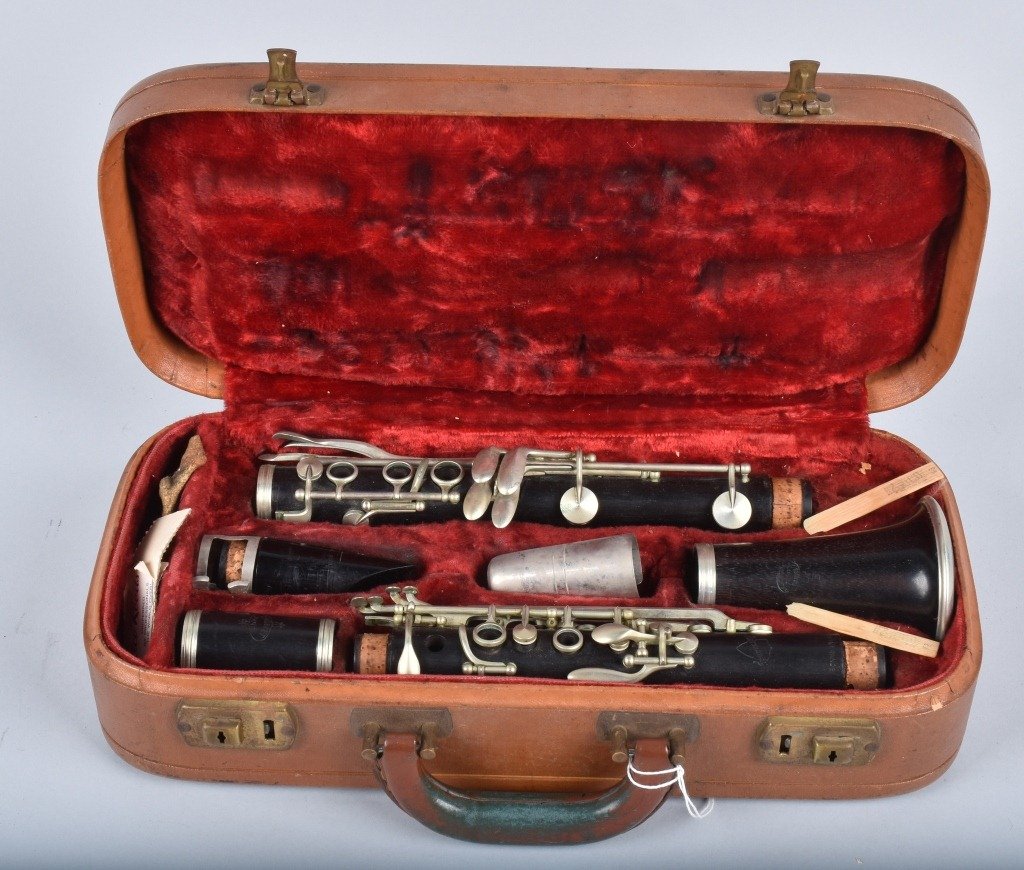 D NOBLET CLARINET w/ CASE (1 of 3)