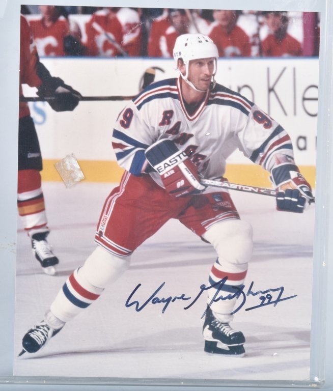 WAYNE GRETZKY AUTOGRAPHED OFFICIAL PICTURE: Nice clear autograph on official NHL picture. 10"x8" Excellent