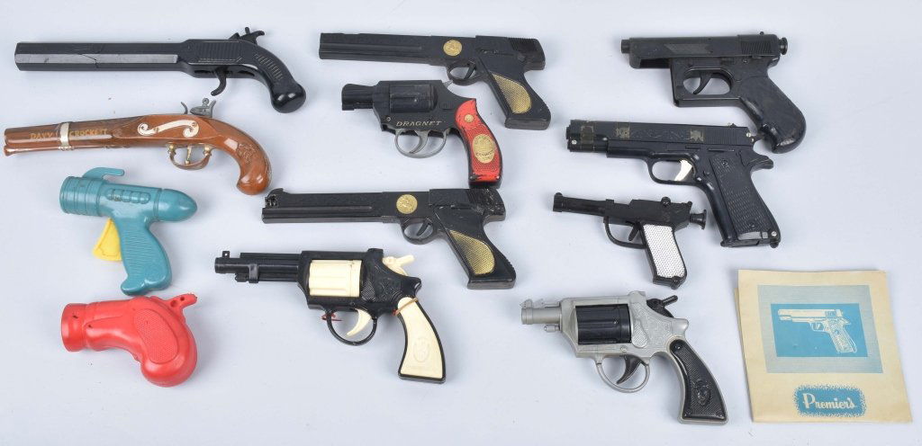 LOT OF PLASTIC TOY PISTOLS (1 of 5)