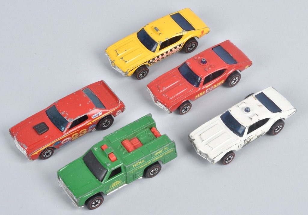 5 ENAMEL REDLINES 442 TORINO RANGER RIG: 3 olds 442 redlines Maxi Taxi Fire Chief and Police cruiser Plus a Ranger Rig and Torino Stocker All cars are complete and in fair condition. Wear as seen