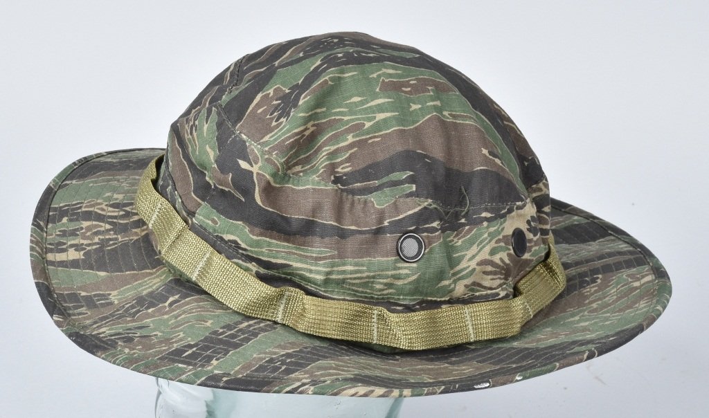 VIETNAM WAR BOONIE HAT: Clean hat with original chin strap. Lite wear on inside.