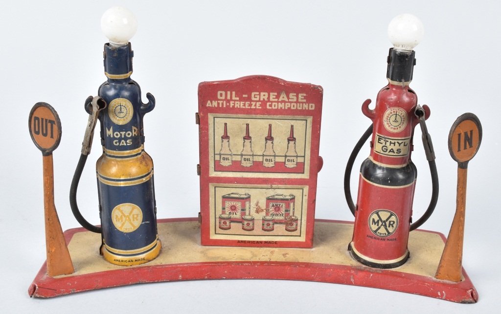MARX Tin Battery Op GAS STATION ISLAND (1 of 4)