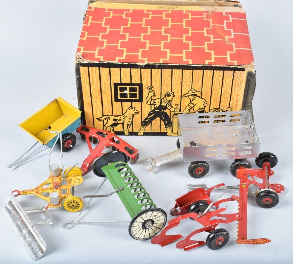 MARX TRACTOR IMPLEMENT SHED BOX (1 of 7)