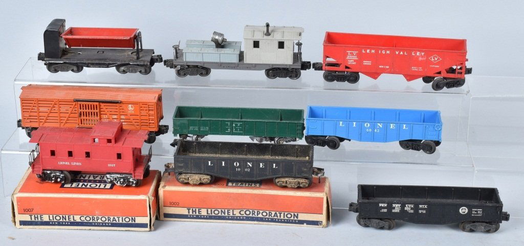 9- LIONEL TRAIN CARS (1 of 4)