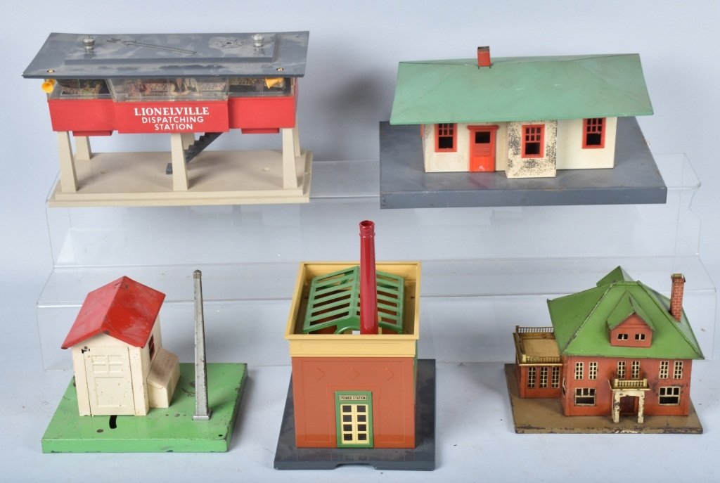 LOT OF 5 LIONEL BUILDINGS and STATIONS (1 of 8)