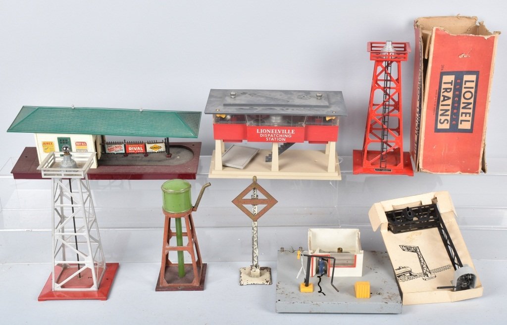 LIONEL LARGE LOT OF TRAIN ACCESSORIES (1 of 5)