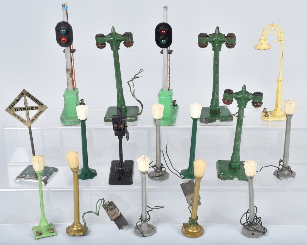 LIONEL LARGE LOT OF LIGHTS and SIGNS (1 of 4)