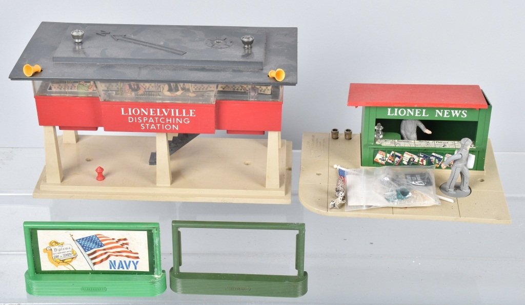 LIONEL TRAIN ACCESSORIES LOT (1 of 3)