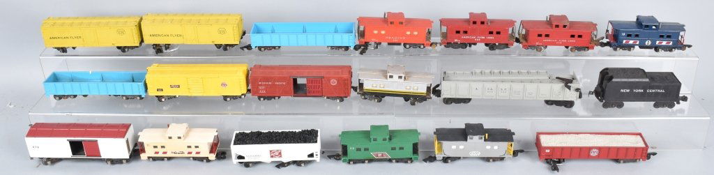AMERICAN FLYER HUGE LOT OF ROLLING STOCK (1 of 4)