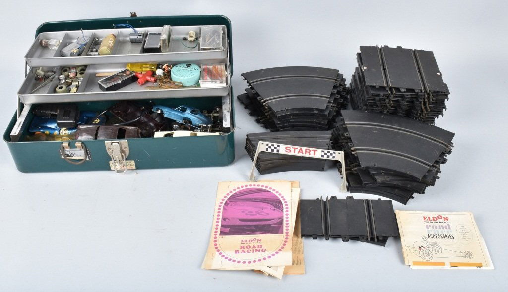 HUGE LOT OF VINTAGE 1/32 SLOTS PARTS  & TRACK (1 of 5)